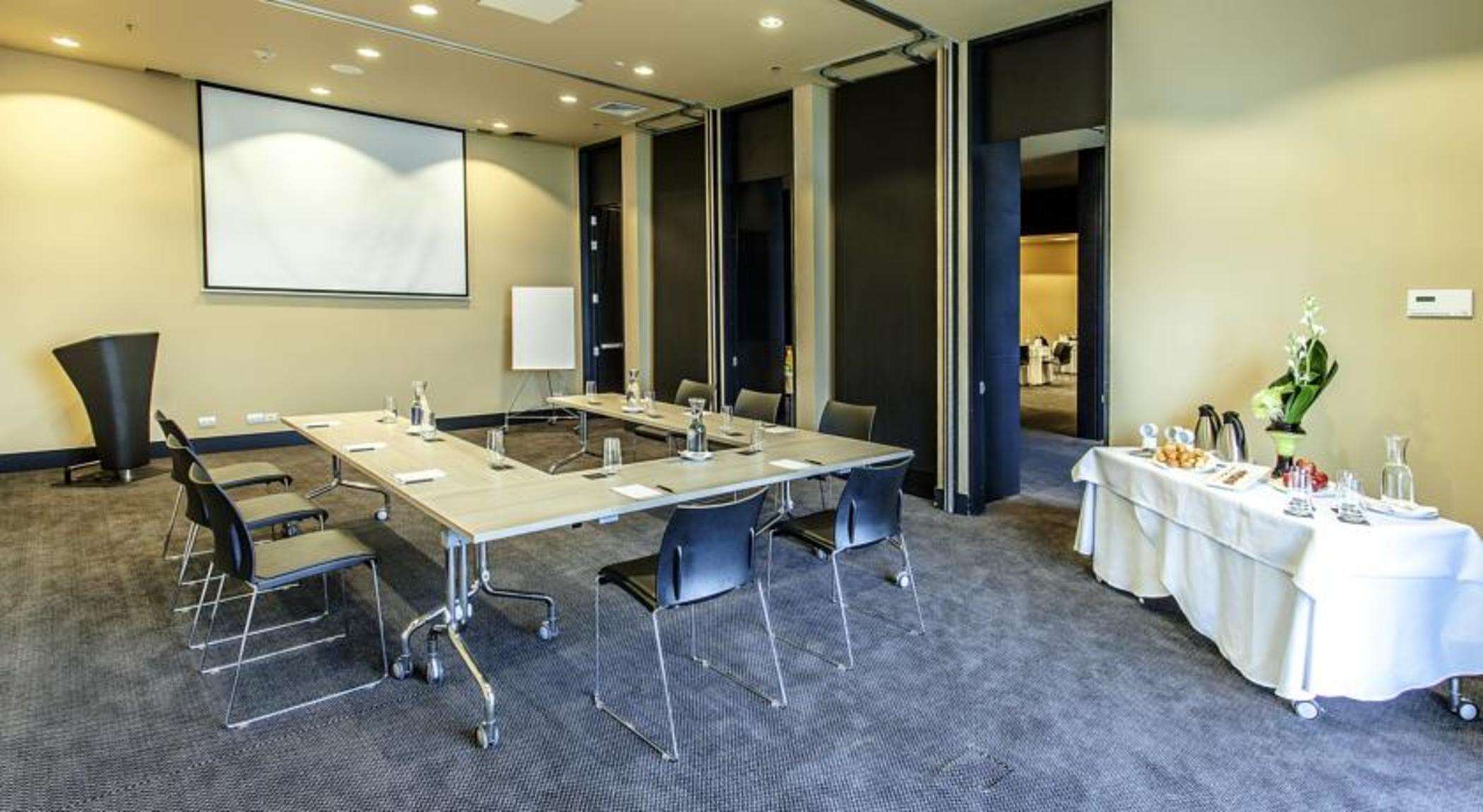Movich Buro 26 Hotel Bogotá Eksteriør billede Meeting room