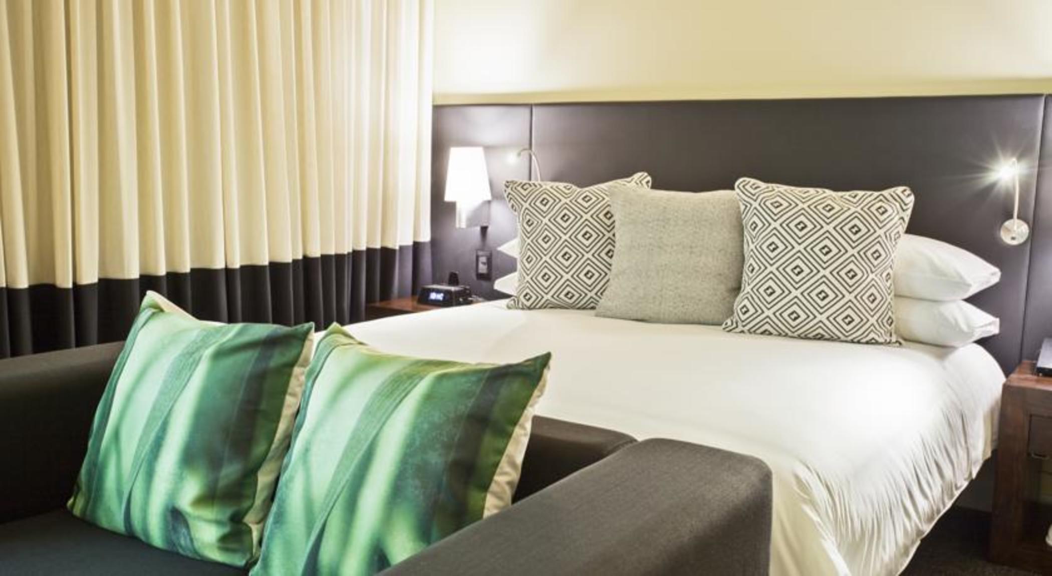Movich Buro 26 Hotel Bogotá Eksteriør billede A bed with cushions