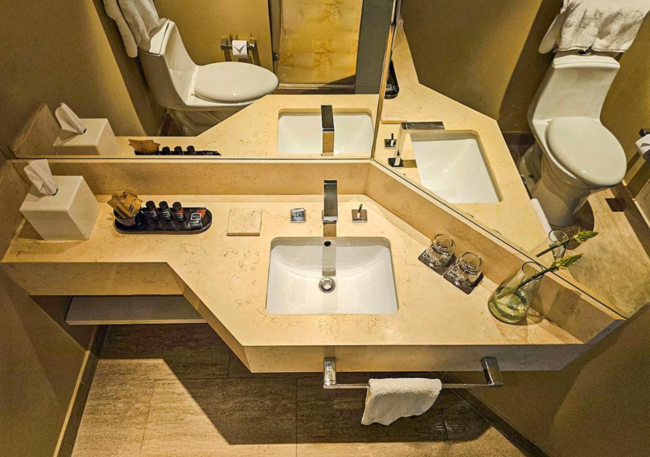 Movich Buro 26 Hotel Bogotá Eksteriør billede Bathroom