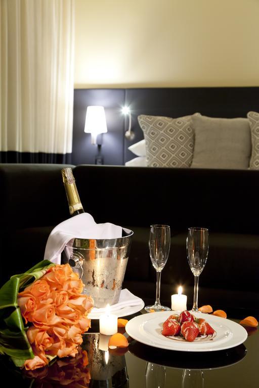 Movich Buro 26 Hotel Bogotá Eksteriør billede A bottle of champagne in a cooler