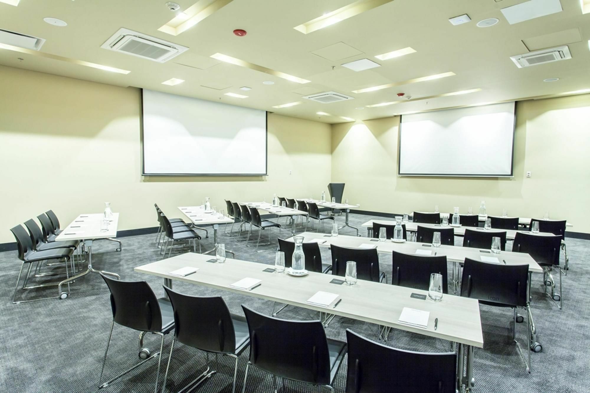 Movich Buro 26 Hotel Bogotá Eksteriør billede Meeting room