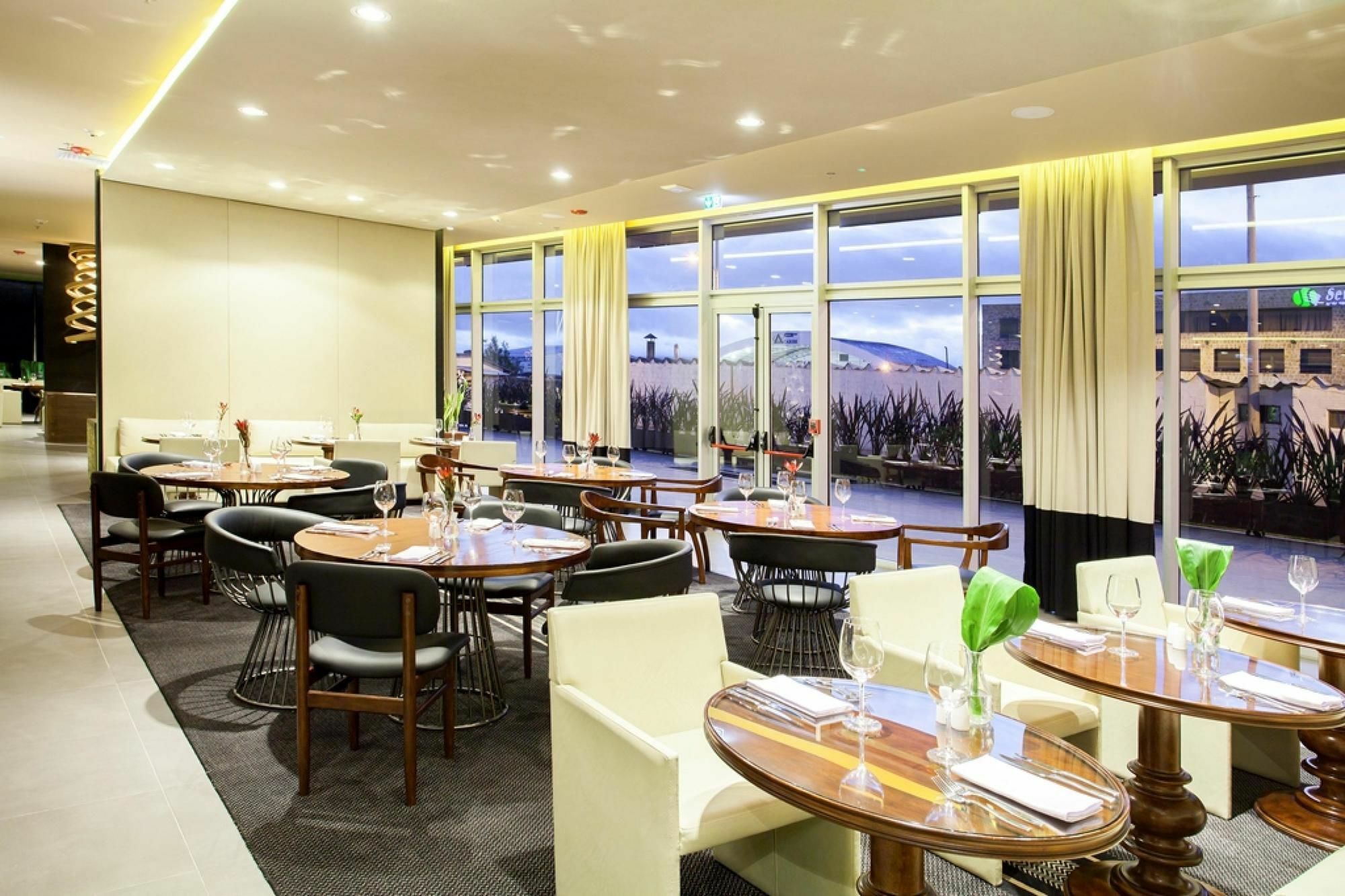Movich Buro 26 Hotel Bogotá Eksteriør billede Restaurant